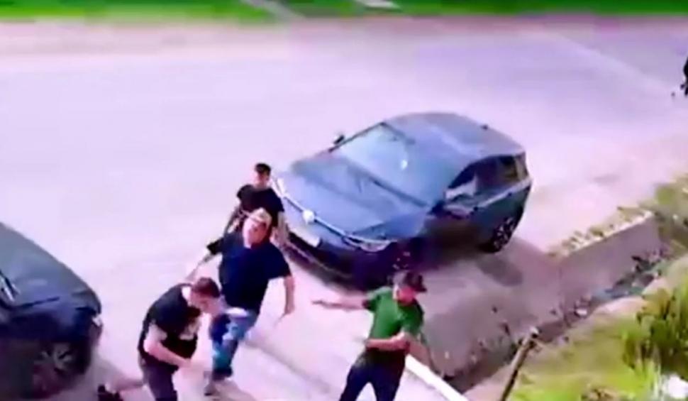 Scandal electoral în Sibiu: Fratele primarului PNL bate cu biciul contracandidatul PSD, iar polițiștii nu intervin 897975