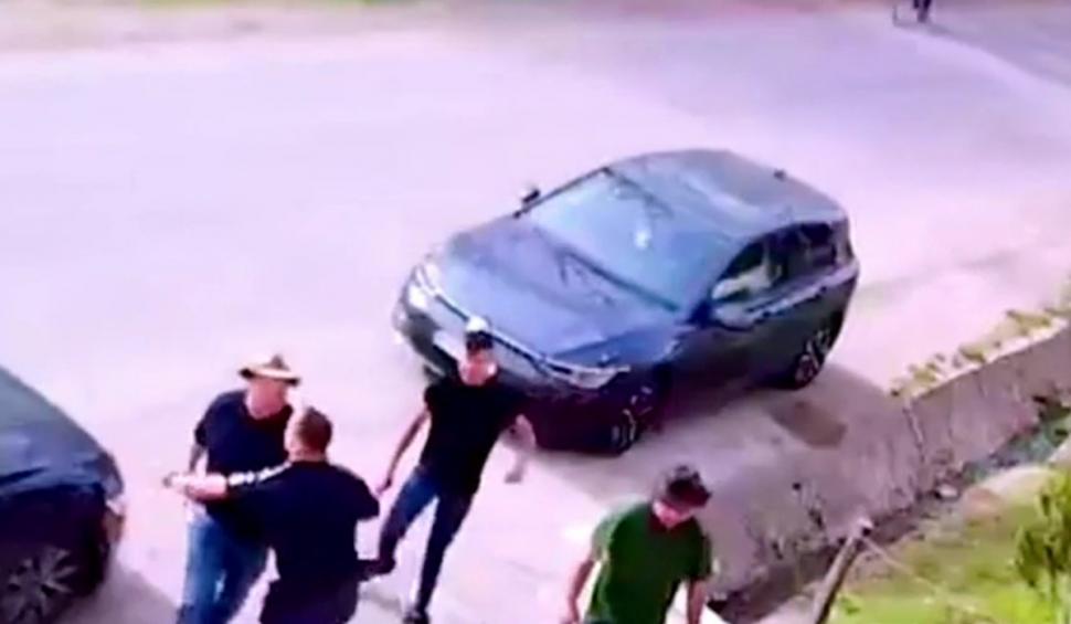 Scandal electoral în Sibiu: Fratele primarului PNL bate cu biciul contracandidatul PSD, iar polițiștii nu intervin 897976