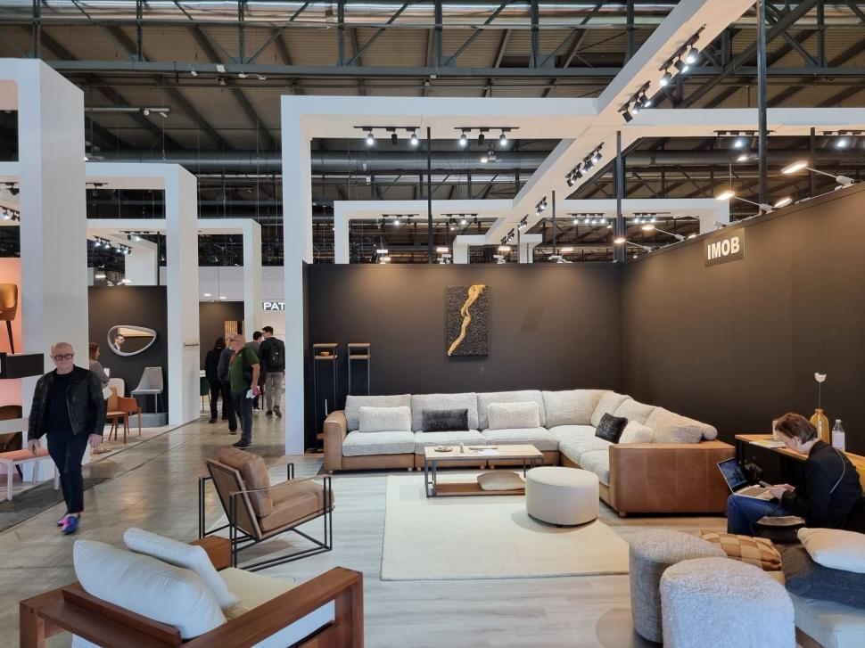 17 firme românești își expun colecțiile de mobilier din lemn masiv la Salone del Mobile Milano, ediția aprilie 2024 898110