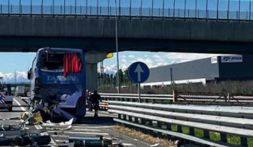 Accident între un autocar plin cu români și un TIR, în Italia. Autostrada A4 Torino-Milano a fost complet blocată