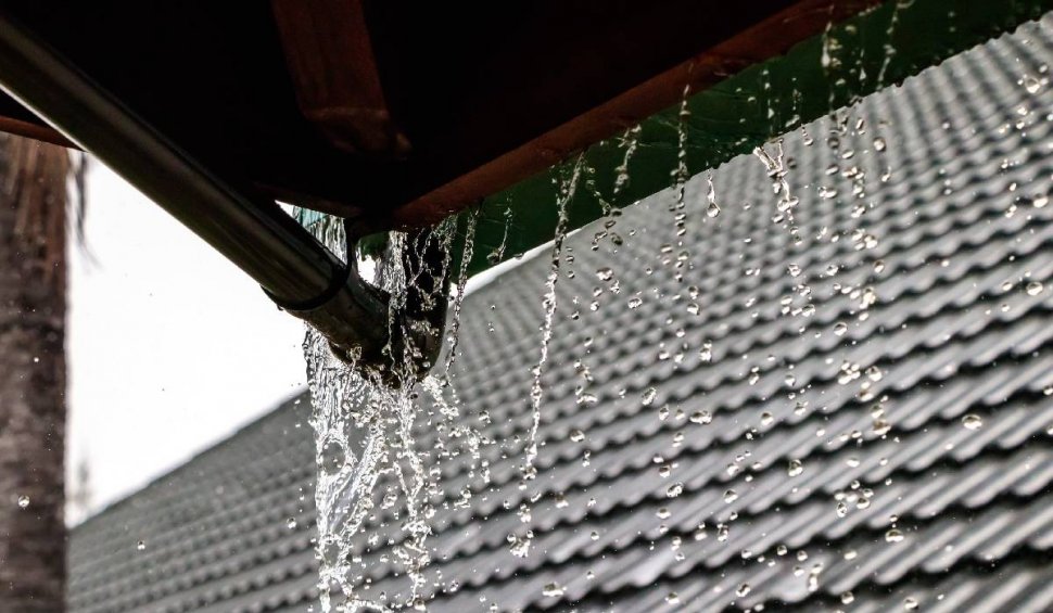 Apa de ploaie scursă de pe acoperiș, motiv de dispută între vecini. Legea pe care trebuie să o cunoască toți românii care stau la curte