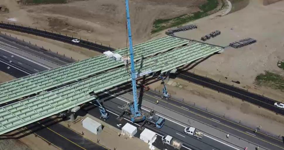 Un pas mai aproape de inaugurarea A0 Sud | AKTOR a montat secțiunea centrală a viitorului pasaj peste A1 897983