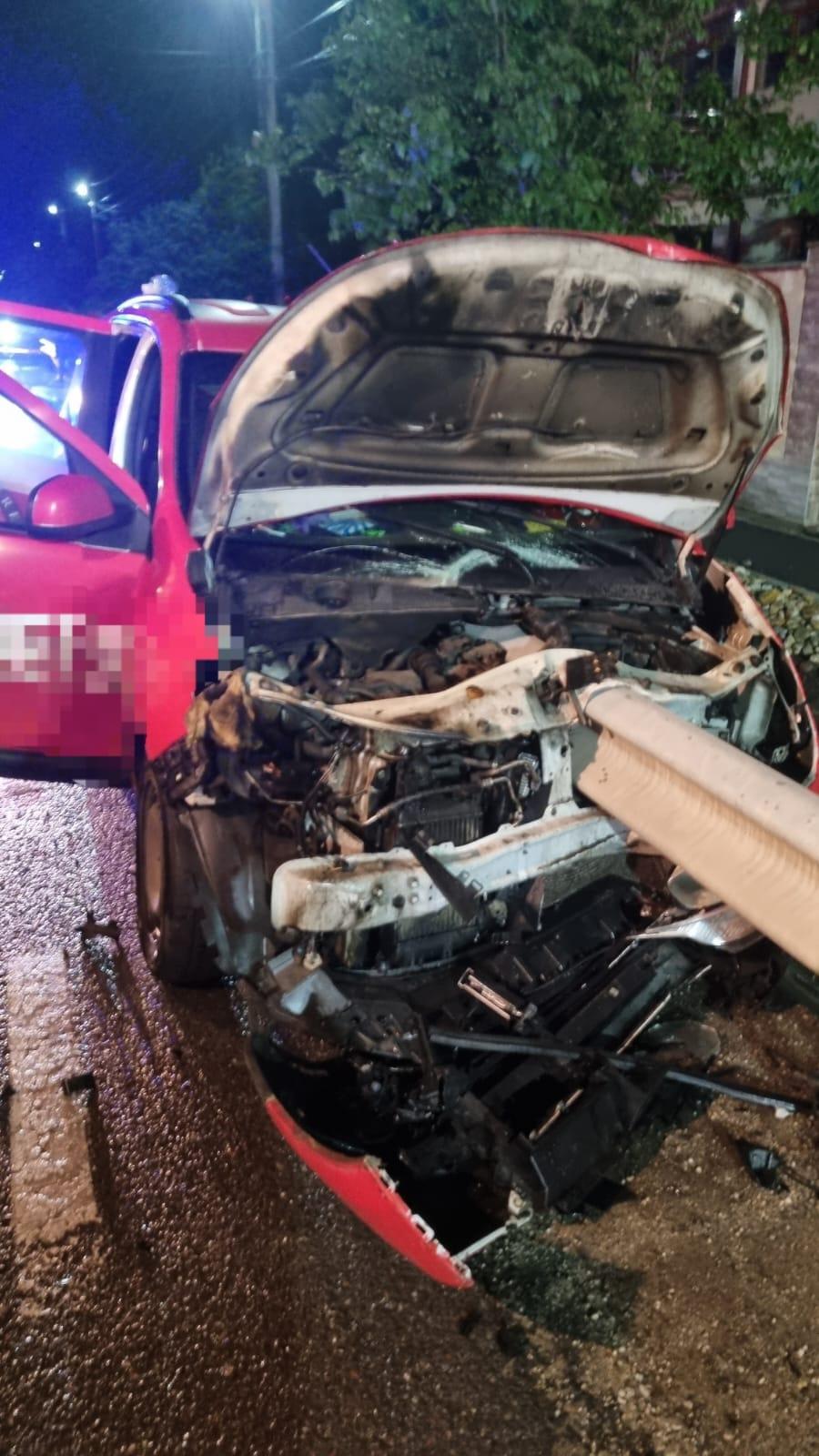 Maşină străpunsă complet de o balustradă într-un grav accident în Peretu, Teleorman 898060