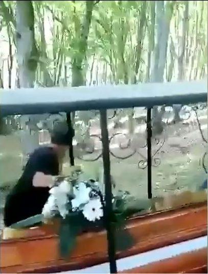 Oamenii care participau la o înmormântare, fugăriţi de un urs venit din pădure, în Mureş: "Ultima dată a venit şi mai aproape, atunci chiar am crezut că intră peste noi" 898254