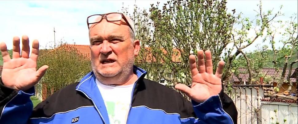 Oamenii care participau la o înmormântare, fugăriţi de un urs venit din pădure, în Mureş: "Ultima dată a venit şi mai aproape, atunci chiar am crezut că intră peste noi" 898255