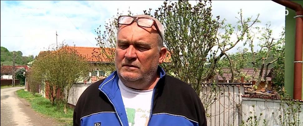 Oamenii care participau la o înmormântare, fugăriţi de un urs venit din pădure, în Mureş: "Ultima dată a venit şi mai aproape, atunci chiar am crezut că intră peste noi" 898256