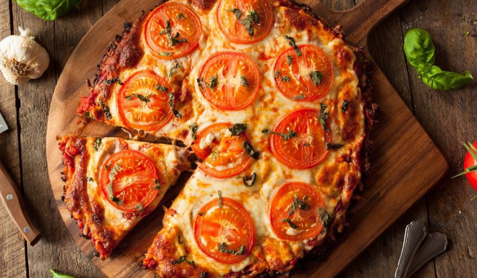 Pizza cu puține calorii, rețetă rapidă și ușoară. O poți consuma fără grija kilogramelor în plus