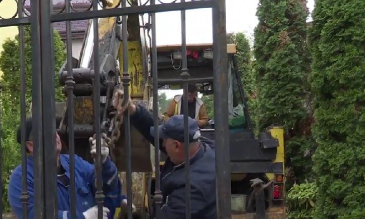 Membrii clanului Cârpaci s-au certat ca la ușa cortului cu primarul Dominic Fritz, după ce le-a fost demolată, cu buldozerele, poarta din beton și fier, la Timișoara 898626