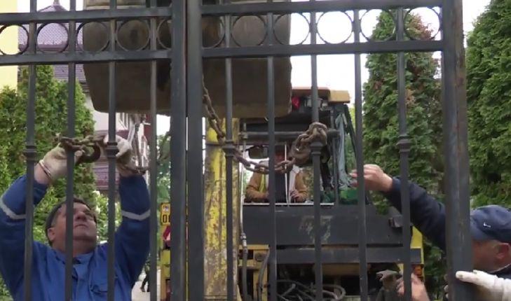 Membrii clanului Cârpaci s-au certat ca la ușa cortului cu primarul Dominic Fritz, după ce le-a fost demolată, cu buldozerele, poarta din beton și fier, la Timișoara 898627