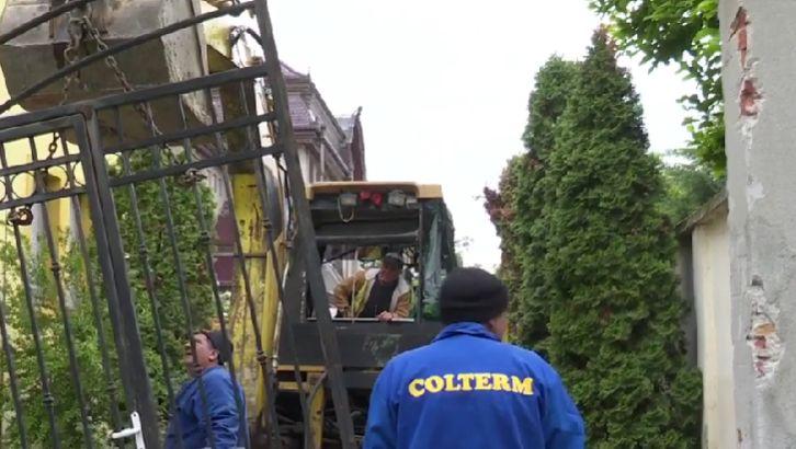 Membrii clanului Cârpaci s-au certat ca la ușa cortului cu primarul Dominic Fritz, după ce le-a fost demolată, cu buldozerele, poarta din beton și fier, la Timișoara 898628