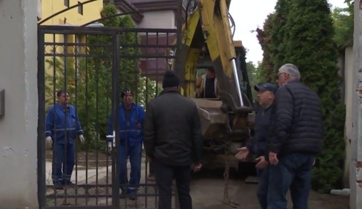 Membrii clanului Cârpaci s-au certat ca la ușa cortului cu primarul Dominic Fritz, după ce le-a fost demolată, cu buldozerele, poarta din beton și fier, la Timișoara 898629