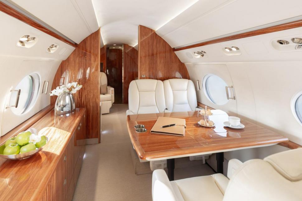 Klaus Iohannis a zburat cu avionul de lux în Coreea de Sud. Miniștrii din delegație, trimiși să ia curse de linie. Bogdan Chirieac: "Un dispreț total" 898663