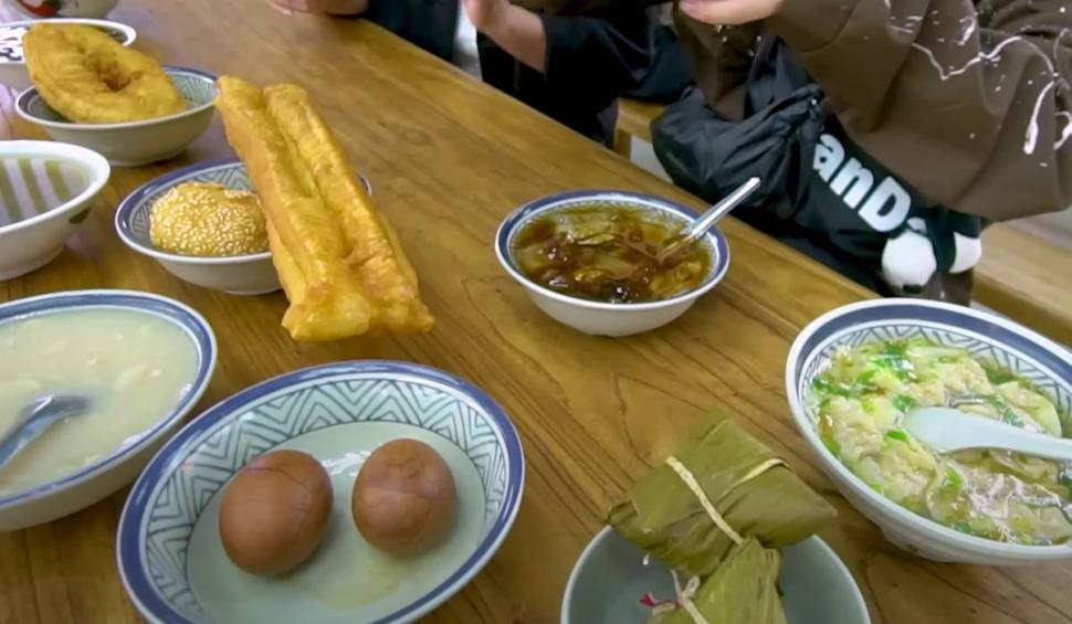 "Mâncăm cinci oameni de aici". Ce poți cumpăra cu 23 de lei, într-o piață din China 898635