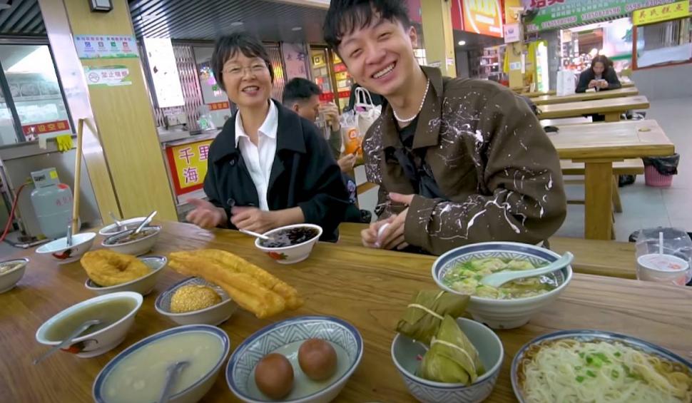 "Mâncăm cinci oameni de aici". Ce poți cumpăra cu 23 de lei, într-o piață din China 898637