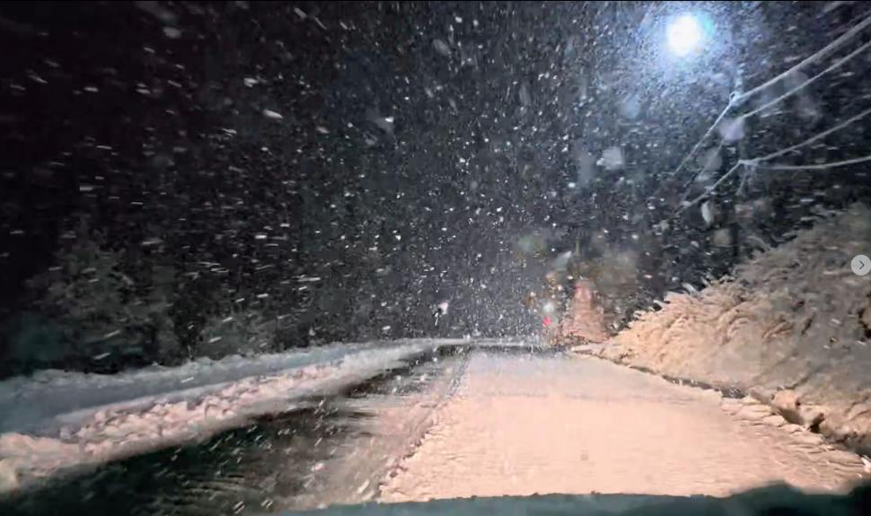 Ninge abundent în mai multe zone din ţară! Imagini cu zăpada care se aşterne spectaculos. Drumarii intervin cu utilajele de deszăpezire 898591