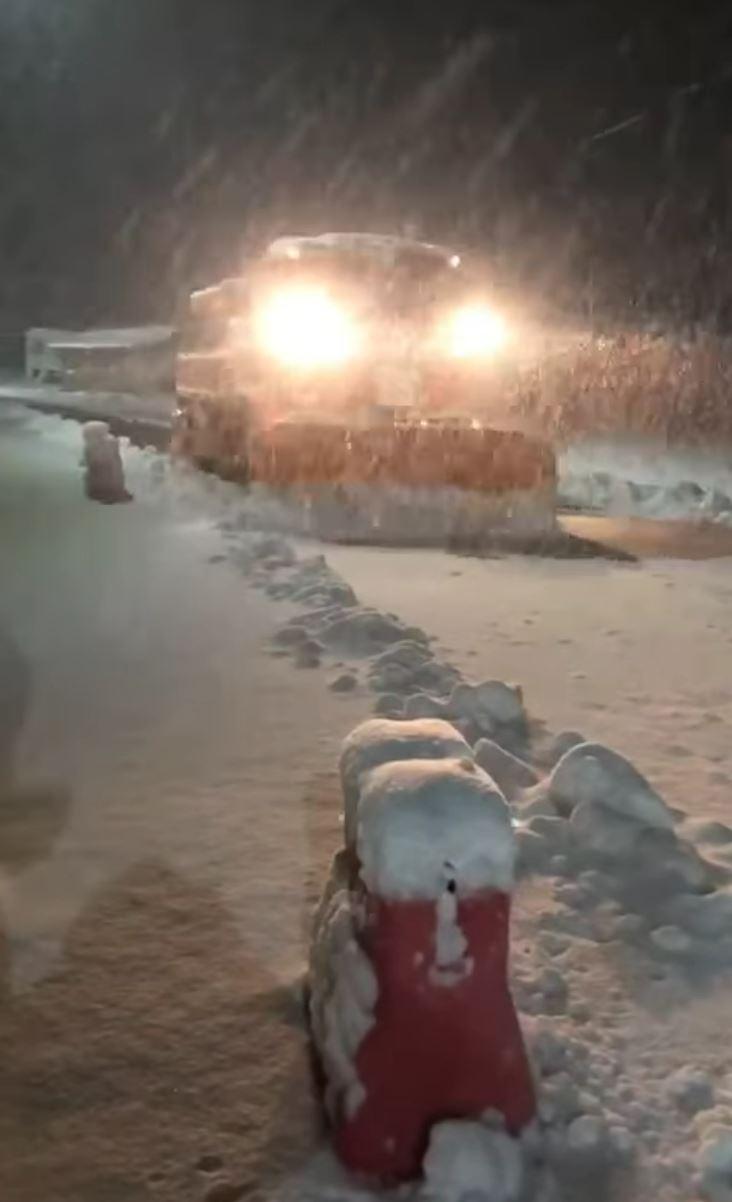 Ninge abundent în mai multe zone din ţară! Imagini cu zăpada care se aşterne spectaculos. Drumarii intervin cu utilajele de deszăpezire 898592