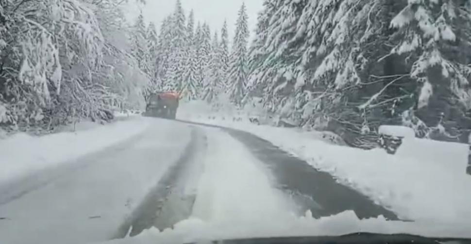 Ninge abundent în mai multe zone din ţară! Imagini cu zăpada care se aşterne spectaculos. Drumarii intervin cu utilajele de deszăpezire 898594