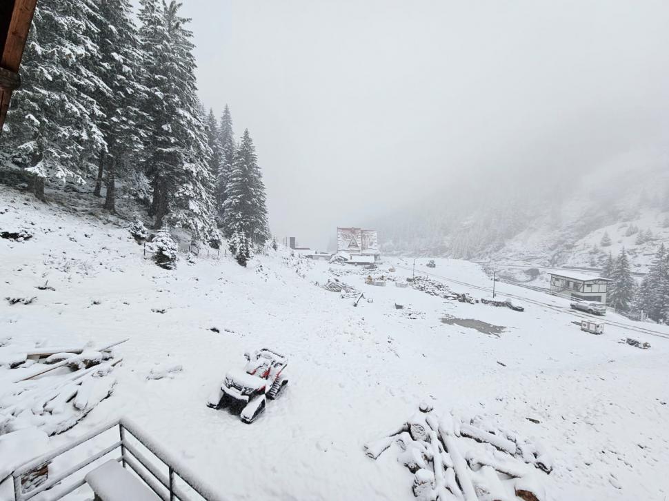 Ninge abundent în mai multe zone din ţară! Imagini cu zăpada care se aşterne spectaculos. Drumarii intervin cu utilajele de deszăpezire 898595