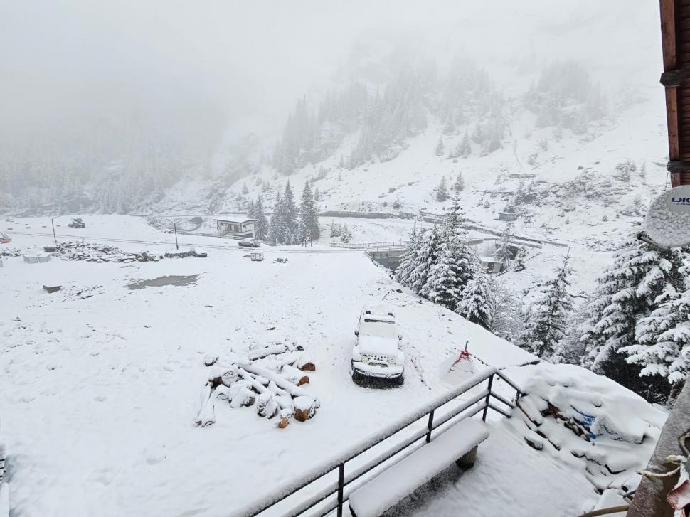Ninge abundent în mai multe zone din ţară! Imagini cu zăpada care se aşterne spectaculos. Drumarii intervin cu utilajele de deszăpezire 898596