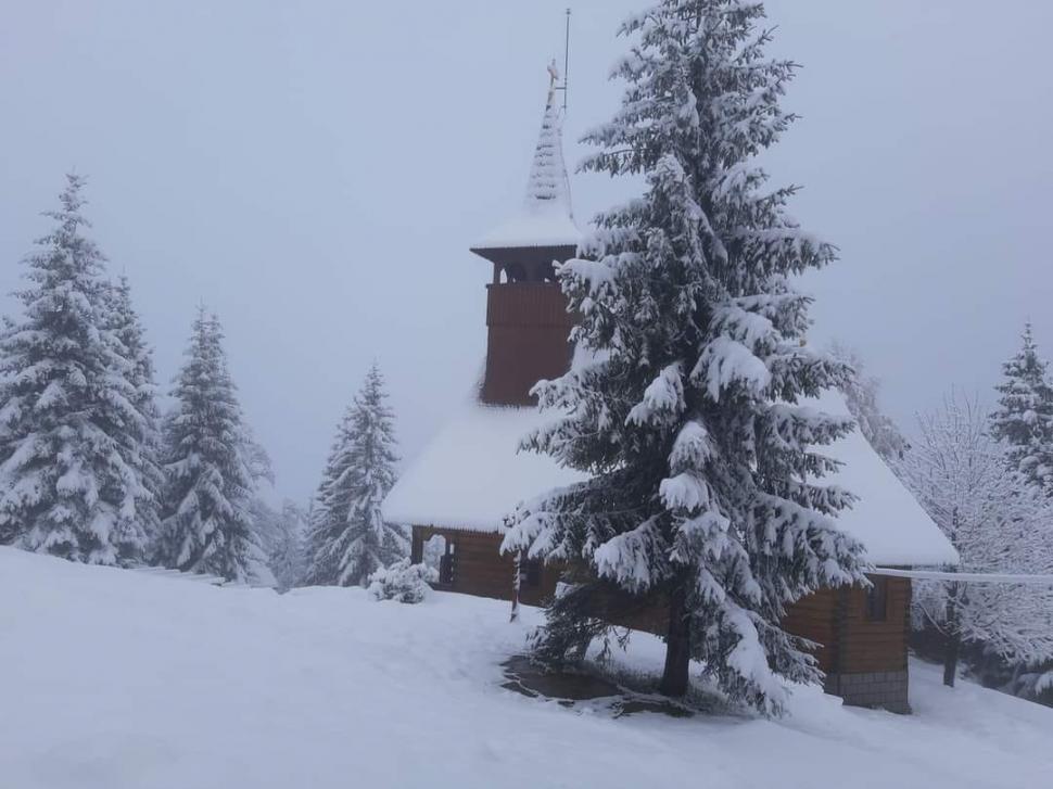 Ninge abundent în mai multe zone din ţară! Imagini cu zăpada care se aşterne spectaculos. Drumarii intervin cu utilajele de deszăpezire 898600