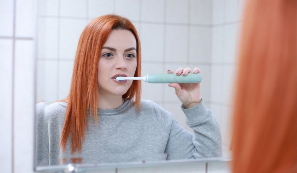 Trei situații în care nu ar trebui să vă spălaţi pe dinți. Un stomatolog a ajuns viral cu aceste explicaţii