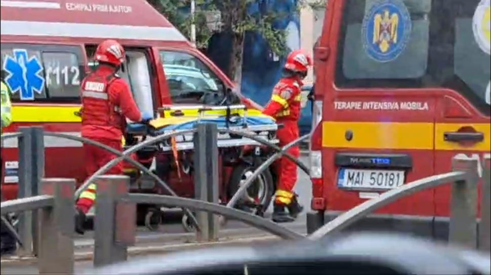 Un tramvai s-a ciocnit cu o ambulanţă, aproape de Piaţa Obor din Bucureşti. Circulaţia este îngreunată pe ambele sensuri 899028
