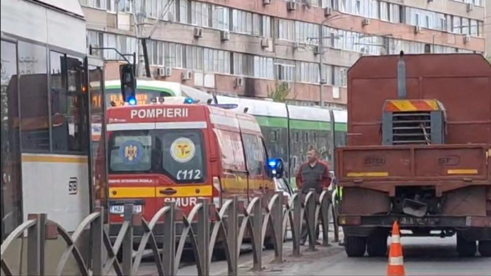 Un tramvai s-a ciocnit cu o ambulanţă, aproape de Piaţa Obor din Bucureşti. Circulaţia este îngreunată pe ambele sensuri 899029