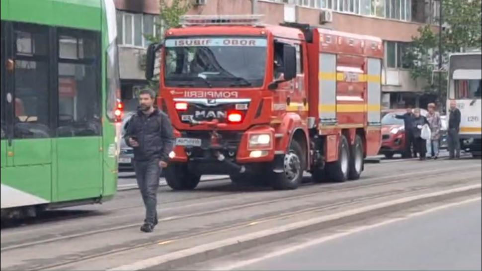 Un tramvai s-a ciocnit cu o ambulanţă, aproape de Piaţa Obor din Bucureşti. Circulaţia este îngreunată pe ambele sensuri 899032
