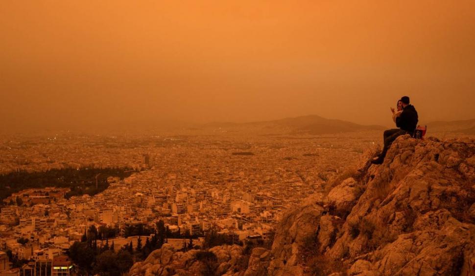  Imagini spectaculoase cu ceața portocalie care a înghițit Atena după furtuna de praf din Sahara 898990