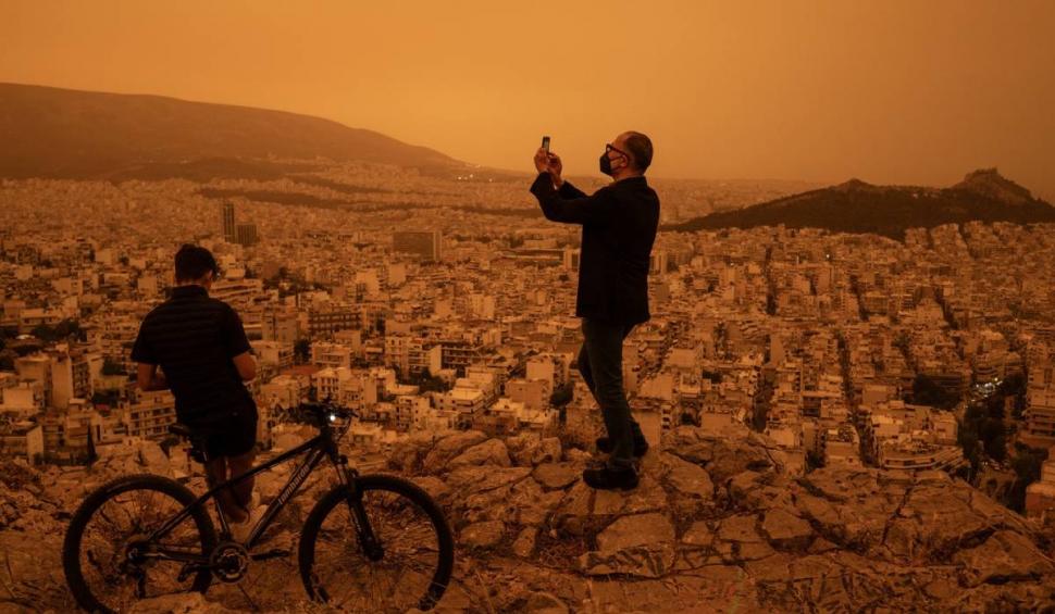  Imagini spectaculoase cu ceața portocalie care a înghițit Atena după furtuna de praf din Sahara 898991