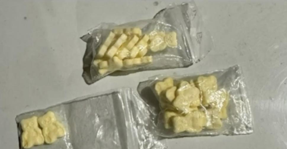 Atenție la substanțele interzise ascunse în pastilele cu aspect inofensiv! Droguri sub formă de ursuleț, găsite la un bărbat din București 899112