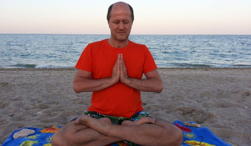 El este noul "Bivolaru", intrat în vizorul poliţiei: Instructorul de yoga Eugen Mirtz, ridicat de mascaţi pentru că ar fi abuzat opt persoane