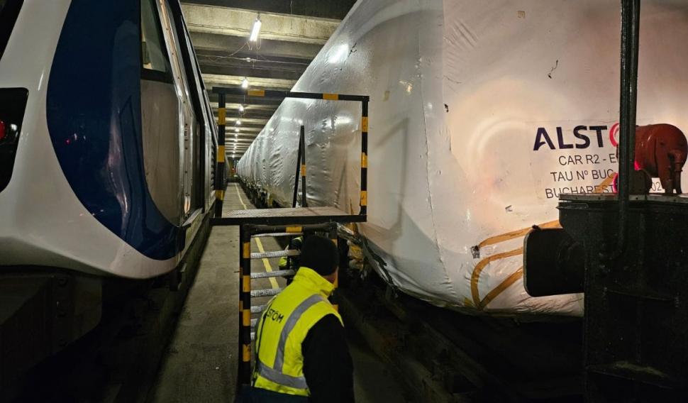 Noul metrou Metropolis a ajuns în Depoul Berceni din Bucureşti. Primele imagini cu garnitura şi noile dotări 899276