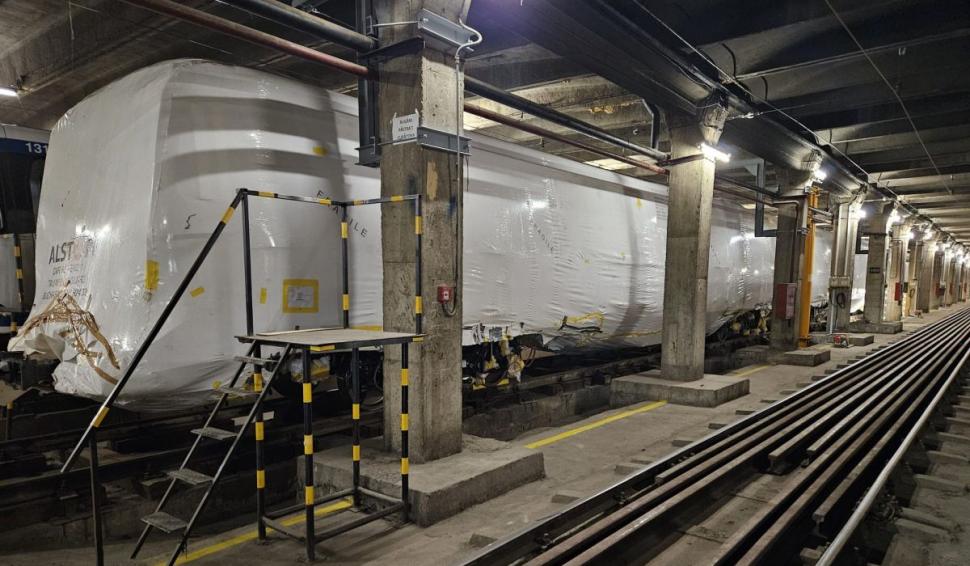 Noul metrou Metropolis a ajuns în Depoul Berceni din Bucureşti. Primele imagini cu garnitura şi noile dotări 899277
