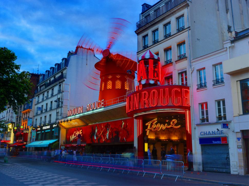 Şoc la Paris: A căzut morişca de vânt care decora cabaretul Moulin Rouge  899195