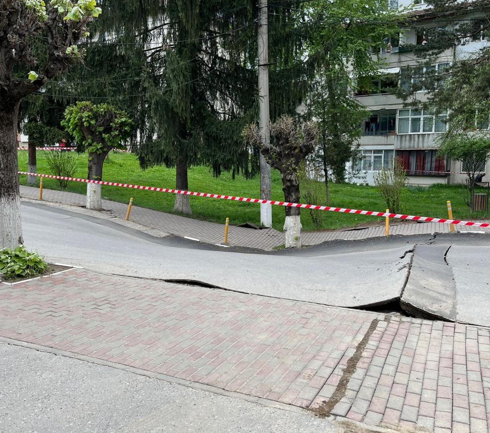 Situaţie critică în Slănic Prahova: o stradă s-a surpat pe o suprafaţă mare. ISU intervine chiar acum! 899211