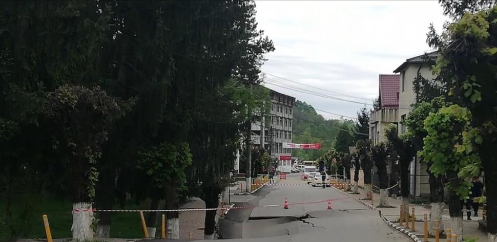 Situaţie critică în Slănic Prahova: o stradă s-a surpat pe o suprafaţă mare. ISU intervine chiar acum! 899216