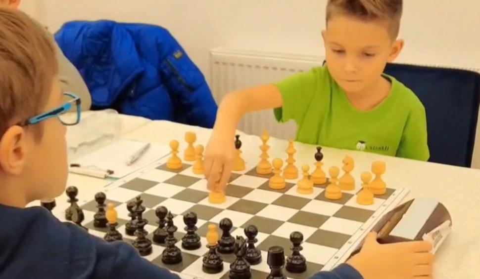 El este Aaron, băiatul de şapte ani care va reprezenta România la Campionatul Mondial de Şah 899495