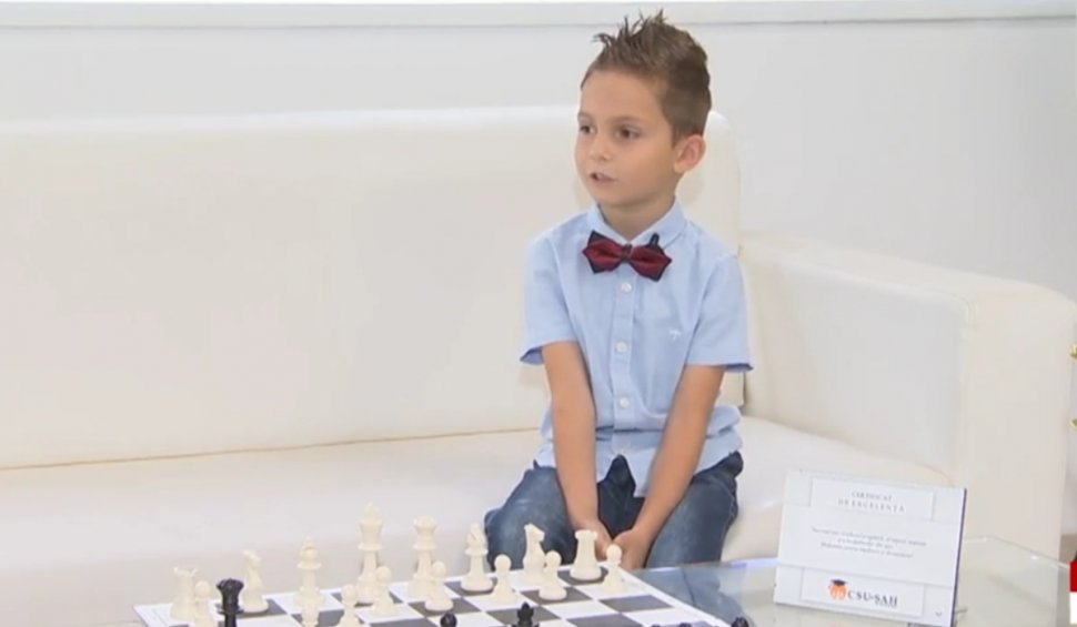 El este Aaron, băiatul de şapte ani care va reprezenta România la Campionatul Mondial de Şah