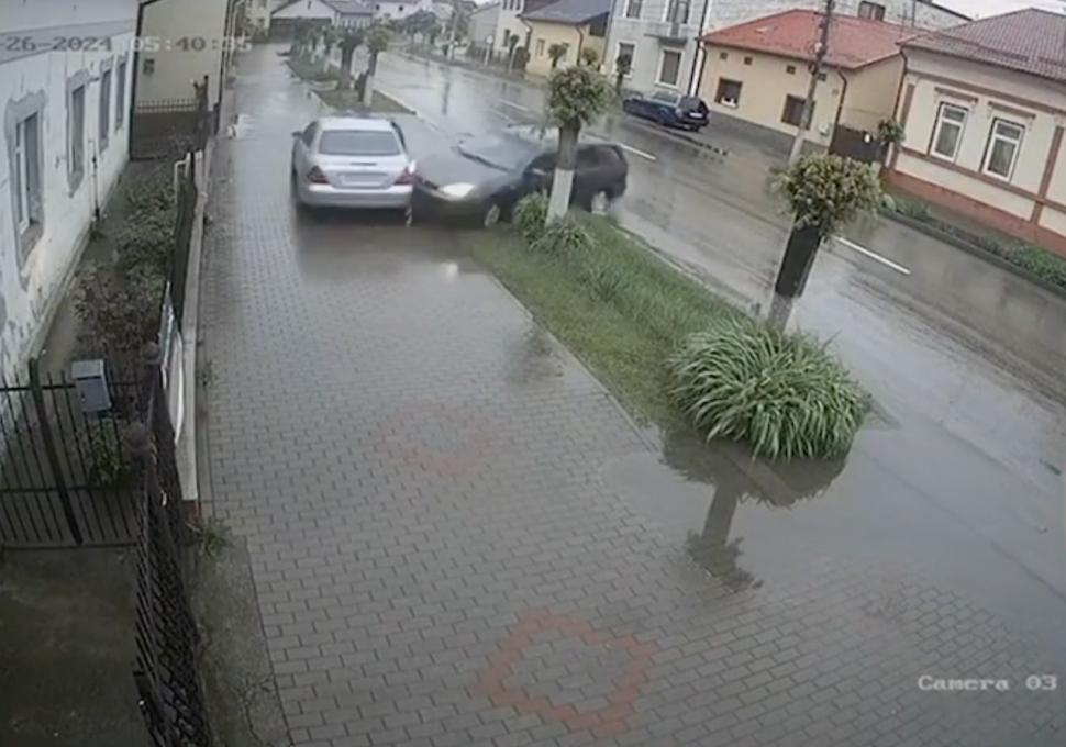 Accident spectaculos în Rădăuţi | Momentul a fost filmat de o cameră de supraveghere 899463