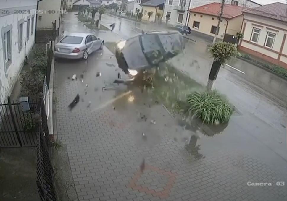 Accident spectaculos în Rădăuţi | Momentul a fost filmat de o cameră de supraveghere 899464