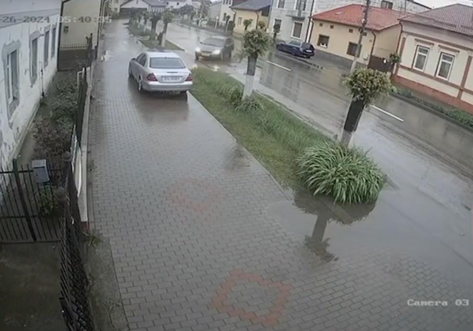 Accident spectaculos în Rădăuţi | Momentul a fost filmat de o cameră de supraveghere 899465