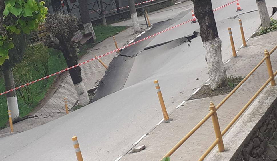 Craterul din Slănic Prahova s-a extins. Strada surpată riscă să prăbușească mai multe clădiri, inclusiv o grădiniţă 899480