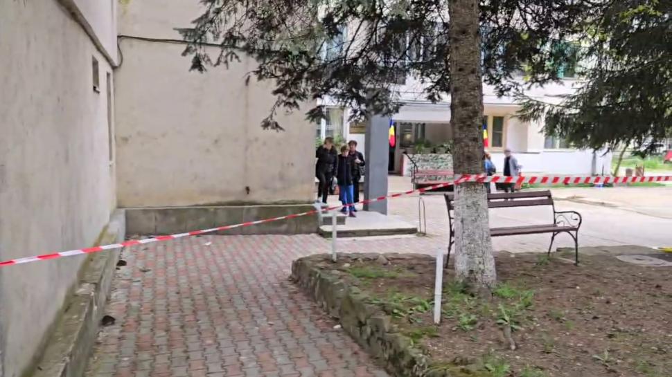 Craterul din Slănic Prahova s-a extins. Strada surpată riscă să prăbușească mai multe clădiri, inclusiv o grădiniţă 899485