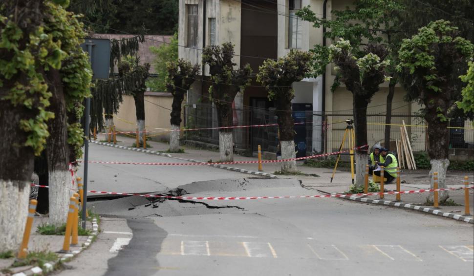 Craterul din Slănic Prahova s-a extins. Strada surpată riscă să prăbușească mai multe clădiri, inclusiv o grădiniţă 899528