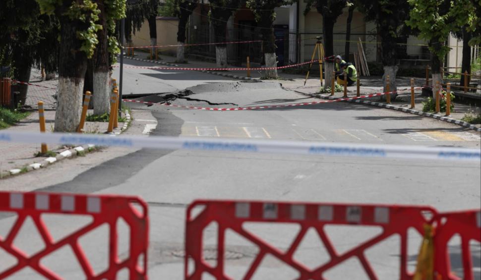 Craterul din Slănic Prahova s-a extins. Strada surpată riscă să prăbușească mai multe clădiri, inclusiv o grădiniţă 899529
