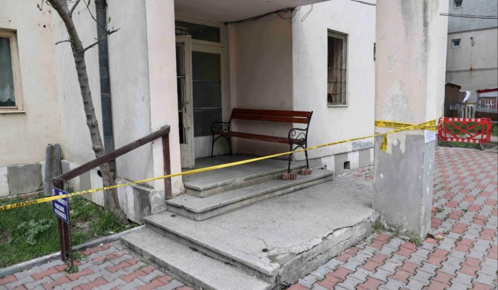 Craterul din Slănic Prahova s-a extins. Strada surpată riscă să prăbușească mai multe clădiri, inclusiv o grădiniţă 899530