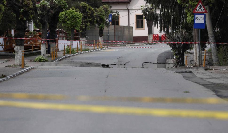 Craterul din Slănic Prahova s-a extins. Strada surpată riscă să prăbușească mai multe clădiri, inclusiv o grădiniţă 899531