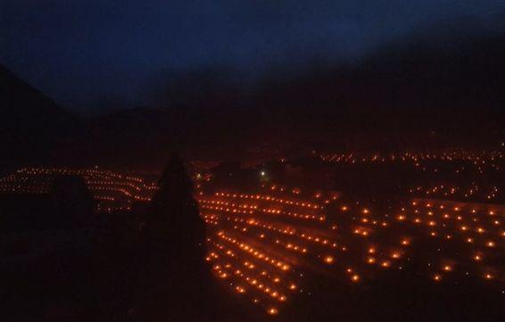 Mii de făclii au fost aprinse noaptea, în livezi și podgorii, în Italia. Motivul este surprinzător 899455