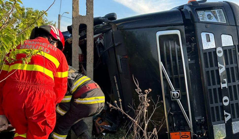 Accident mortal la Mărășești. O autocisternă încărcată cu etanol s-a răsturnat şi s-a izbit violent de un stălp 899653
